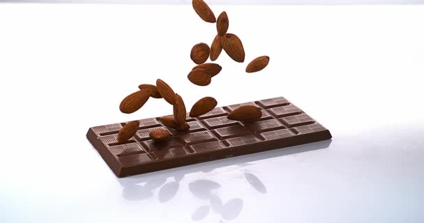 Almendras cayendo sobre Chocolate de Leche — Vídeo de stock