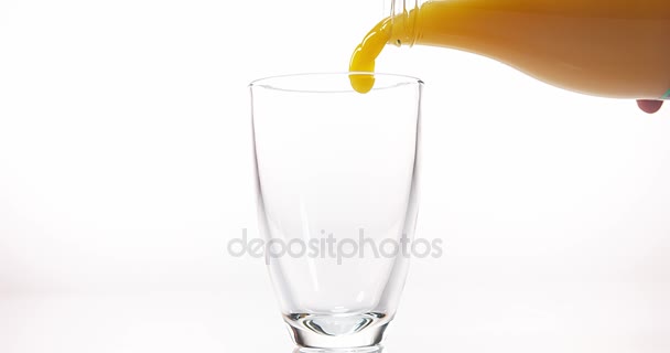 Jus d'orange versé dans le verre 