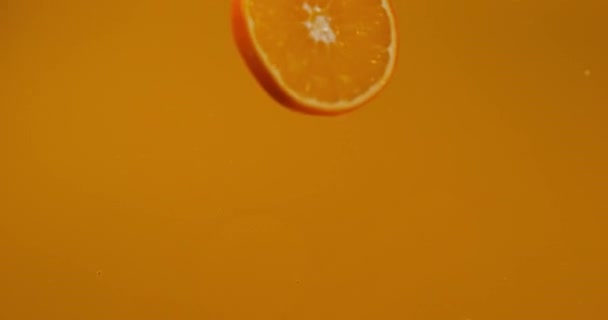 Fruits d'orange tombant dans le jus d'orange 