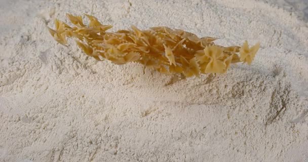 Pasta falling on flour — Stock Video