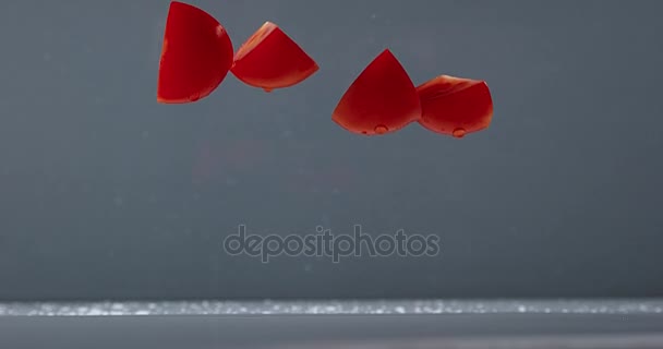 Tomaten fallen auf Wasser — Stockvideo