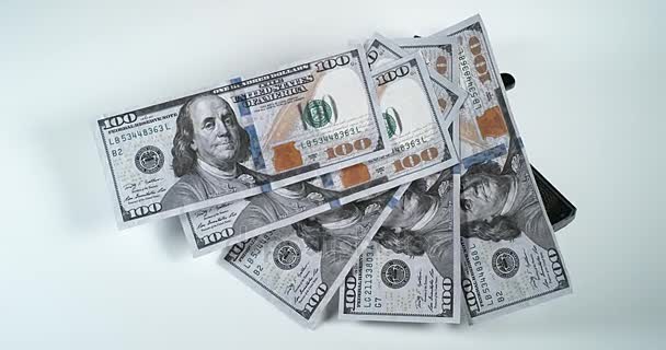 Pisztoly és 100 USA dollár-bankjegyek — Stock videók
