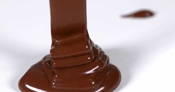 Chocolade stroomt op wit — Stockvideo