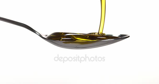 Lepel en olijfolie — Stockvideo