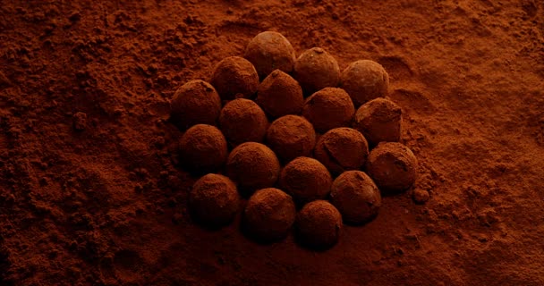Chocolate en polvo cayendo sobre trufas de chocolate — Vídeo de stock