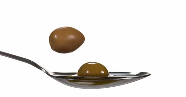 Оливки, падающие в оливковое масло — стоковое видео