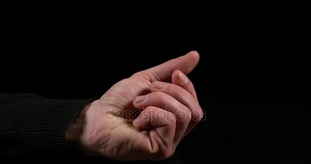 Hand eines Mannes, der eine Zigarette auf schwarzem Hintergrund bricht, Zeitlupe 4k — Stockvideo