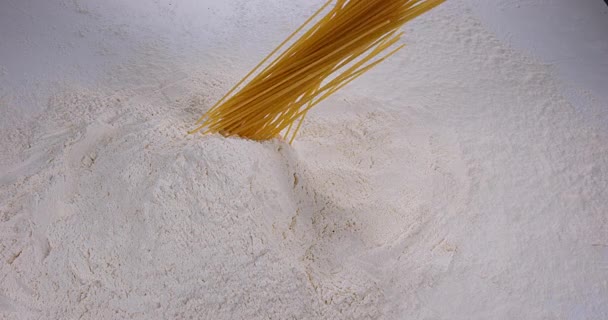 Makaron, spadające na mąkę — Wideo stockowe