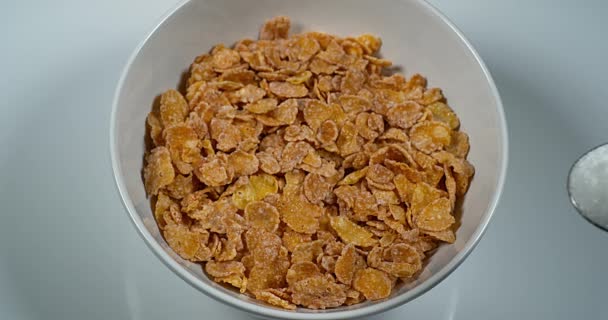 Sucre versé dans un bol de céréales 