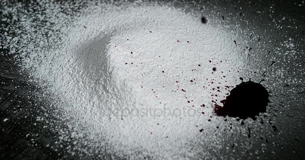 Gouttes de sang tombant dans la cocaïne — Video