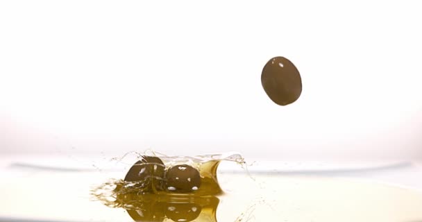 Olajbogyó olívaolaj alá — Stock videók