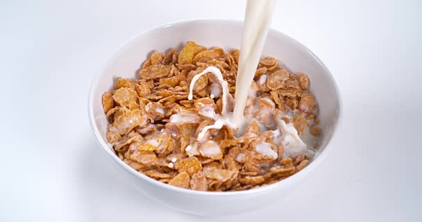 Lait coulant dans un bol de céréales 