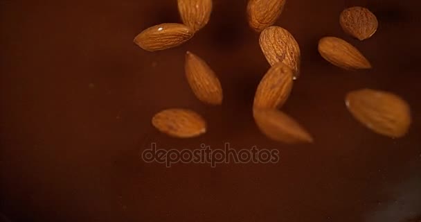 Amandes tombant dans le chocolat au lait 