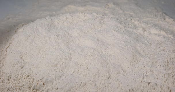 Makaron, spadające na mąkę — Wideo stockowe