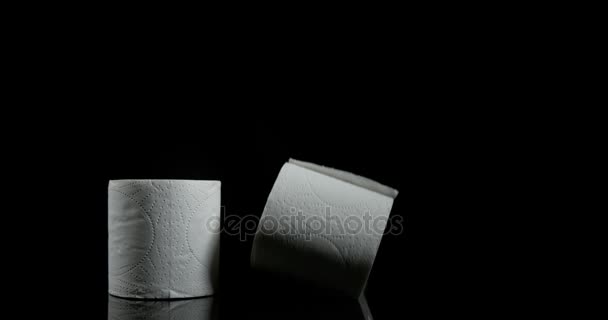 Role toaletního papíru klesá — Stock video