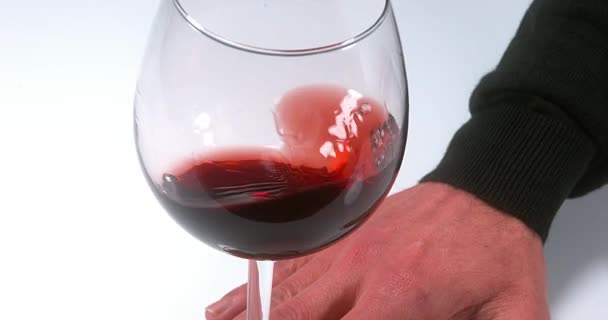 Copa de vino tinto contra blanco — Vídeos de Stock