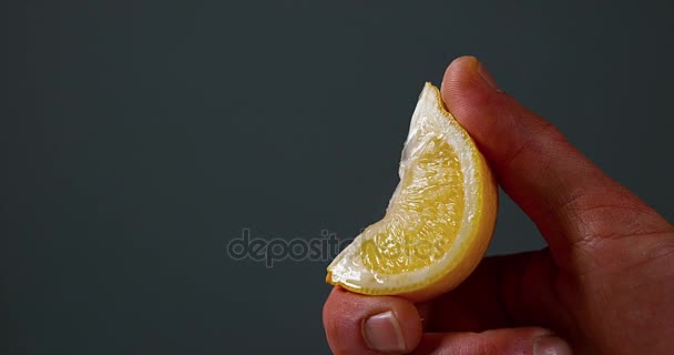 레몬을 짜 내는 남자의 손 — 비디오