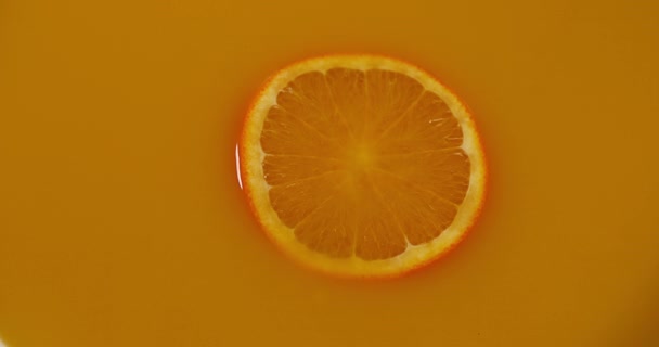 Orangensaft wird ausgeschenkt — Stockvideo