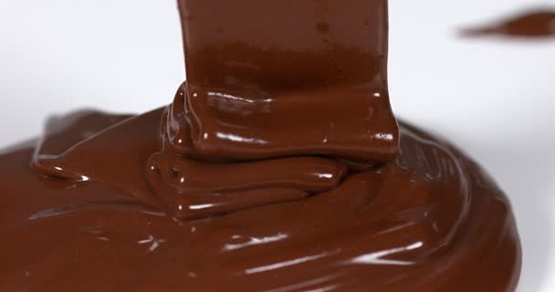 Chocolate fluyendo en blanco — Vídeo de stock