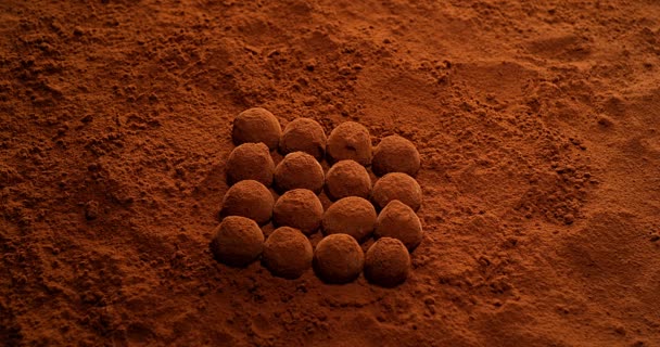 Chocolate en polvo cayendo sobre trufas de chocolate — Vídeos de Stock