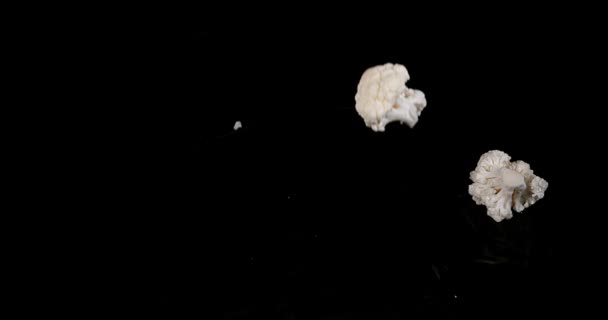 Couve-flor, brassica oleracea, vegetal caindo na água contra fundo preto, câmera lenta 4K — Vídeo de Stock