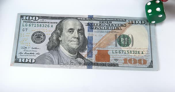 Doları banknot üzerinde atılan zar — Stok video