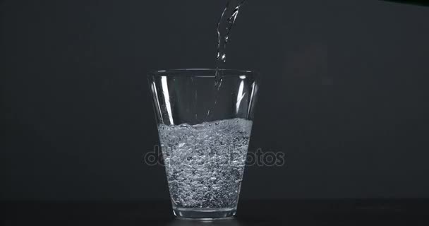 Eau versée dans le verre