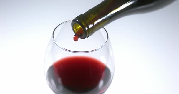 Vino tinto que se vierte en vidrio — Vídeos de Stock