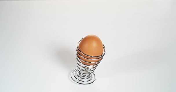 Ägg och äggkopp — Stockvideo