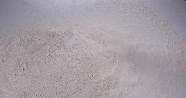 Pastas que caen sobre harina — Vídeo de stock