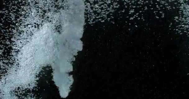Burbujas de aire en el agua sobre fondo negro, cámara lenta 4K — Vídeos de Stock