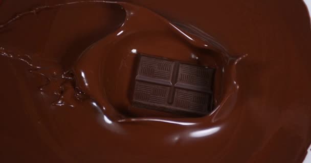 Schokoladentablette fällt in Vollmilchschokolade — Stockvideo
