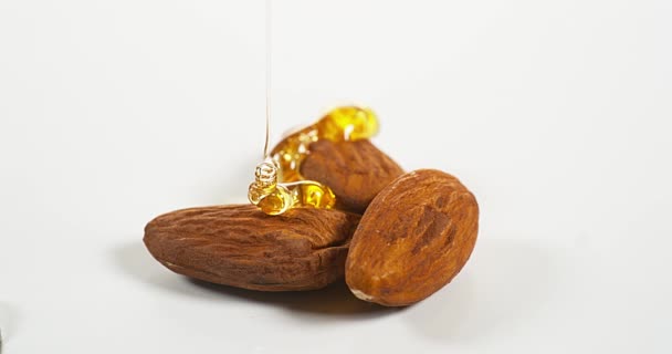 Miel qui coule sur les amandes — Video