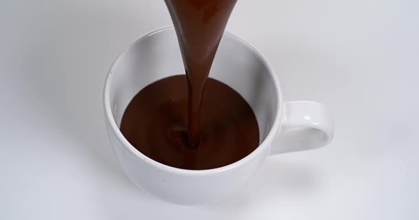 Chocolate derramando em uma tigela — Vídeo de Stock