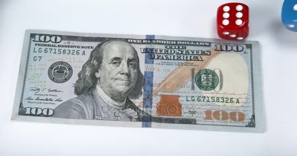 Dobbelstenen geworpen op Dollar bankbiljetten — Stockvideo