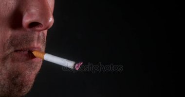 Adam siyah arka plan, yavaş hareket 4 k sigara sigara