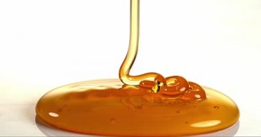 Beyaz karşı akan bal