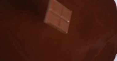 Sütlü çikolata düşen çikolata tablet