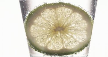 Dilim bir bardak yeşil limon