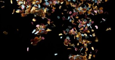Siyah arka plan karşı yavaş hareket 4 k düşen Confettis