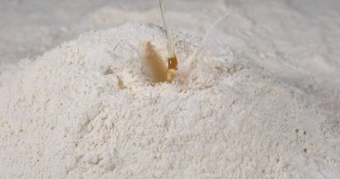 Un üzerinde düşen yumurta