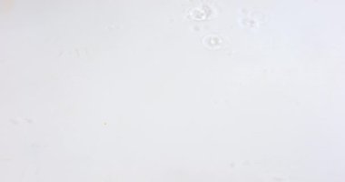 Yeşil limon su üzerinde düşen