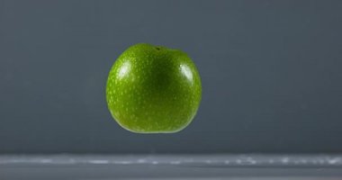 Granny Smith su üzerinde düşen elma