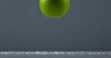 Granny Smith su üzerinde düşen elma