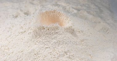 Un üzerinde düşen yumurta