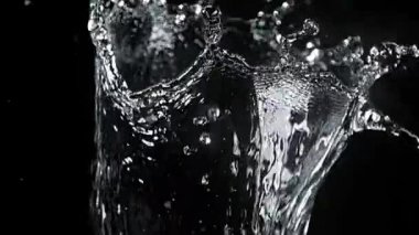 Siyah arka planda, ağır çekim spurting su