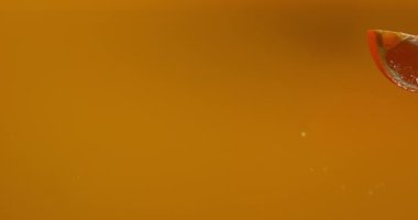 Turuncu Portakal suyu içine düşen meyve