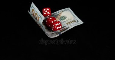 Kırmızı siyah arka plan, yavaş hareket 4 k dolar faturaları üzerinde haddeleme zar