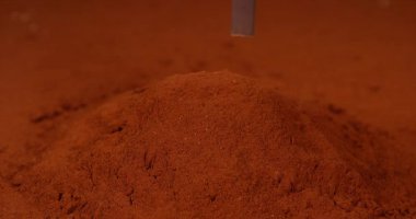 Çikolata çikolata tozu üzerinde düşen barlar