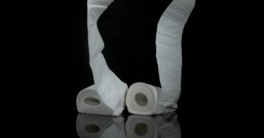 Rulo tuvalet kağıdı düşüyor